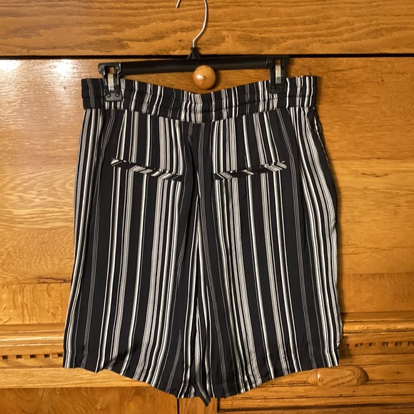 Ann Taylor LOFT Black & White Striped Shorts New - Picture 2 of 10